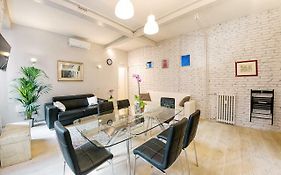 Modern Apartment Near Colosseum